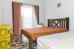 博西坎加Villa Johen的一间卧室设有两张床和窗户。