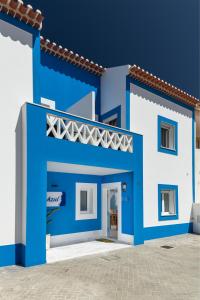 赞布热拉-杜马尔AZUL的建筑的蓝色和白色外墙