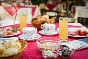 威尼斯丽都拉玛利戴安娜酒店的餐桌,带食物盘和橙汁杯