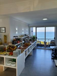 阿兰扎达Hotel Foxos的海景餐厅内的自助餐