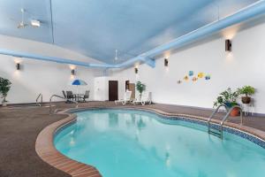 卡斯特卡斯特疯马区速8酒店的在酒店房间的一个大型游泳池