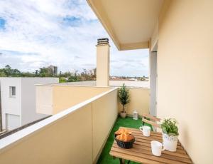 科洛米耶Studio Confort O NICO-Dormiratoulouse Colomiers的设有一个配有桌子并享有美景的阳台。