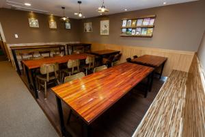 首尔明洞1号步伐旅舍的用餐室配有木桌和椅子