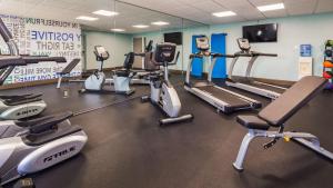 皮茨顿威尔肯斯巴利/斯克兰顿机场快捷假日酒店的健身房设有数台跑步机和有氧运动器材