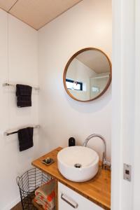 WaiparaRomantic Vineyard getaway的一间带水槽和镜子的浴室