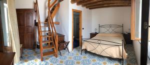 斯特龙博利Hotel Villaggio Stromboli - isola di Stromboli的一间卧室设有一张床和木梯
