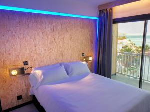 内尔哈MB Hostels Premium ECO - Adults Recommended的一间卧室设有一张床和一个大窗户