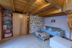 伊兹拉Guarda il porto的客厅设有蓝色的沙发和木制天花板。
