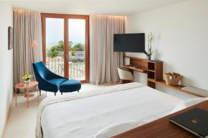 马略卡岛帕尔马Es Princep - The Leading Hotels of the World的酒店客房配有一张床、一张书桌和一台电视。