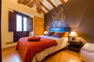 塞利亚Tiempo de Ensueño的一间卧室设有一张大床和一个窗户。