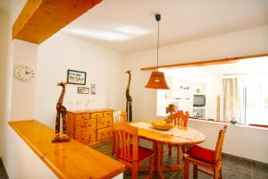 蒂亚斯Casas las Piedras的厨房以及带桌椅的用餐室。