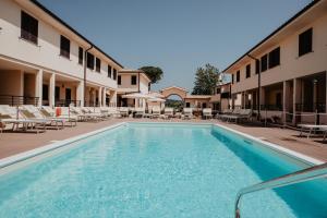 塔拉莫内塔拉莫内宝德瑞诺Il号公寓的游泳池位于酒店的庭院