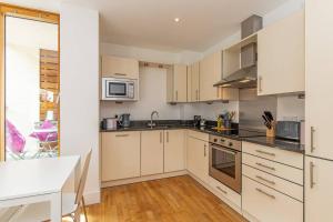 Oxfordshire Living - The Lewis Apartment - Oxford的厨房或小厨房