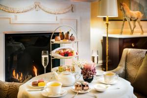 苏黎世巴尔拉克酒店的一张带茶叶和咖啡的桌子以及壁炉