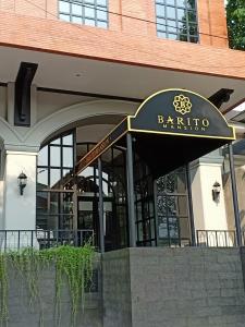 雅加达Barito Mansion的大楼前有标志的餐厅