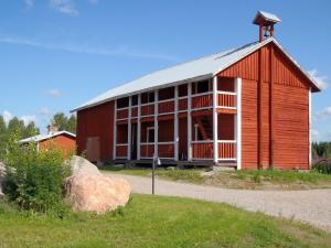 PetäjävesiFarmholiday Kumpunen的一个大红色谷仓,有 ⁇ 