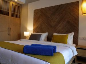 萨拉昆达African Princess Beach Hotel的卧室配有一张白色大床和木制床头板