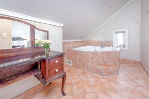 桑内斯加姆拉维尔科特酒店的带浴缸、水槽和镜子的浴室