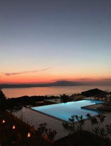 KechriaVilla Salina Luxury Pool Villa的一座享有日落美景的大型游泳池