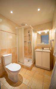 卡罗卢卡斯特雷公寓式酒店的浴室配有卫生间、淋浴和盥洗盆。