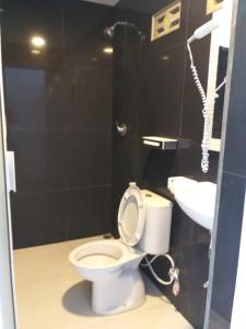 沙璜Mr. Bean Resort的浴室配有白色卫生间和盥洗盆。