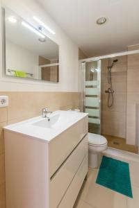 卡拉米洛Apartamentos Mallorca SL的一间带水槽、卫生间和镜子的浴室