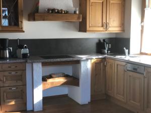 布雷滕布鲁恩Romantik Chalet的厨房配有木制橱柜和台面