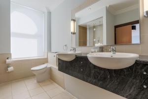 道格拉斯克莱尔蒙特酒店的浴室设有2个水槽、卫生间和镜子。