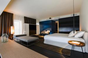 佩拉Casa Fantini - Lake Time的酒店客房设有一张大床和一张桌子。