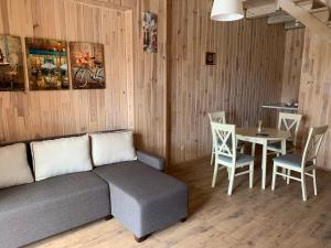 波恰耶夫Готельно-ресторанний комплекс Прованс парк的客厅配有沙发和桌子