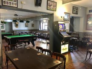 剑桥拉特莫酒店的一间酒吧,内设台球桌和街机游戏