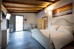 马蒂诺Le Finestre Su Porta Carrese - Luxury Rooms & Suites的一间带大床的卧室和一间餐厅