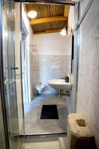 马蒂诺Le Finestre Su Porta Carrese - Luxury Rooms & Suites的一间带水槽、淋浴和卫生间的浴室