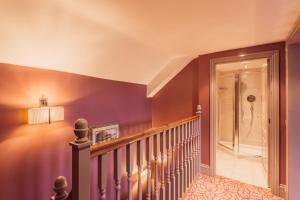 曼彻斯特凯恩花园酒店的紫色墙壁的房屋内的楼梯