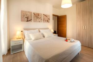锡耶纳Casa Il Glicine a due passi dal centro的卧室配有一张带两个枕头的大白色床