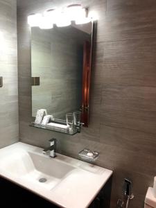 努沃勒埃利耶皇家山别墅酒店的一间带水槽和镜子的浴室