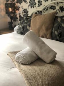 达尔文草莓鸭旅馆的床上的毛巾