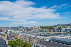 卑尔根索尔海姆斯维根马吉克酒店的享有城市天际线美景,设有建筑