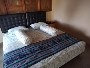 班图尔JOGLOPARI GuestHouse bukan untuk pasangan non pasutri的一间卧室配有一张带两个枕头的床