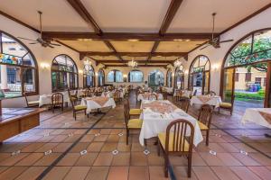 布加瓜达拉哈拉酒店的餐厅设有桌椅和窗户。
