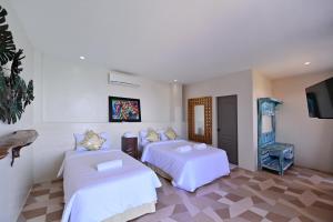 奥斯洛布Oslob Whale Shark Resort的酒店客房设有两张床和一台平面电视。