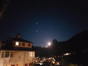 奥蒂塞伊艾米利亚别墅酒店的夜晚与月亮的山景