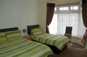 克利索普斯克莱登斯旅馆的一间卧室设有两张床和窗户。