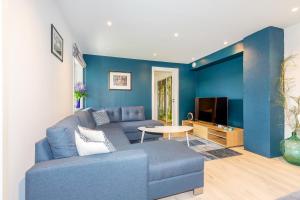 BlaksetModern Apartment with panorama wiew的蓝色的客厅配有沙发和电视