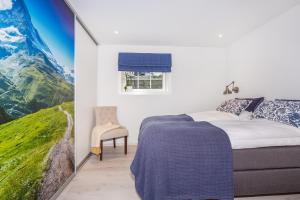 BlaksetModern Apartment with panorama wiew的卧室配有一张床,享有山脉美景