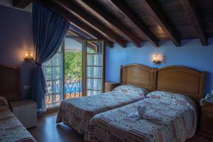 伊诺赫多马尔福雷酒店的一间卧室设有一张床和一个大窗户