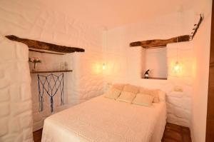 BenalauríaCasa Moraleda的白色卧室配有带2个枕头的床