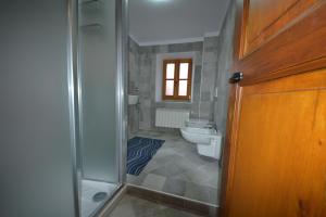 瓦拉洛alla piana的带淋浴和卫生间的浴室