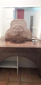 康博莱班Domaine Xixtaberri的上面有石头搅拌机的桌子