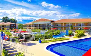 蒙特内哥罗卡佩斯特卡梅里亚酒店的一个带游泳池的度假村和一个度假村
